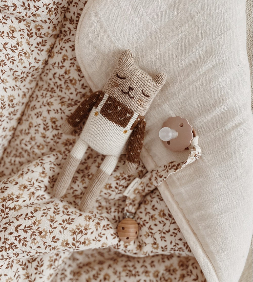 Conejito de alpaca color sienna con suéter jacquard — Doudou bebé